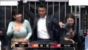 宝岛联赛这位男球迷真是艳福不浅啊，看场比赛还带两位女伴🙈